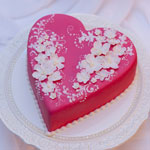 Торт ко Дню Святого Валентина - алое сердце с узором из цветов